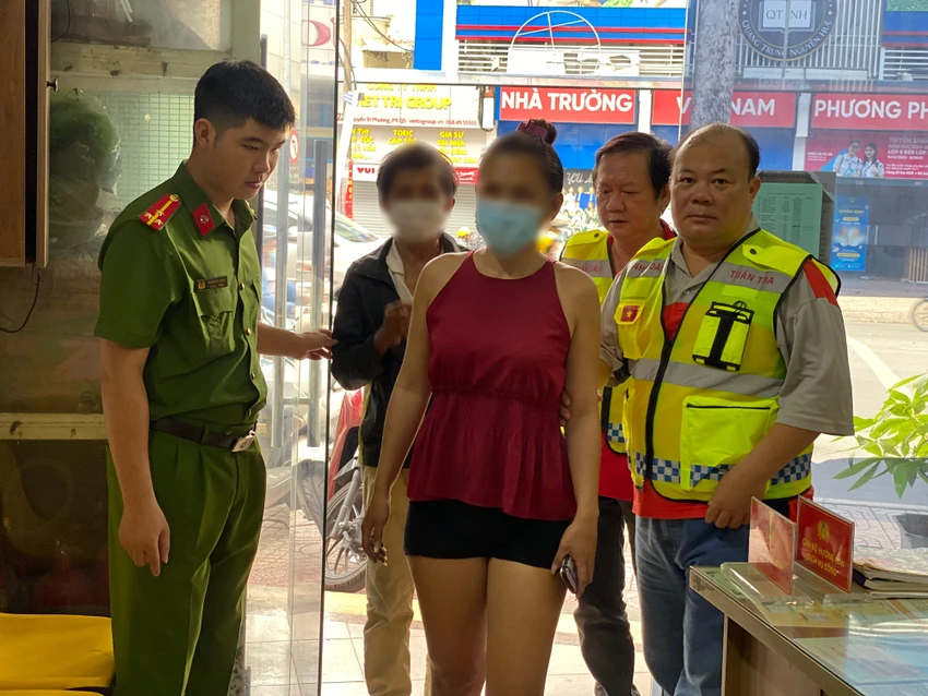 Một người phụ nữ nghiện ma túy, nhiễm HIV cũng được đưa đi cai nghiện bắt buộc. Ảnh: CA
