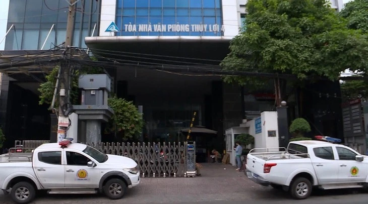 Công an khám xét, thu giữ các tài liệu, tang vật để phục vụ điều tra. Ảnh: CA Công an khám xét, thu giữ các tài liệu, tang vật để phục vụ điều tra. Ảnh: CA