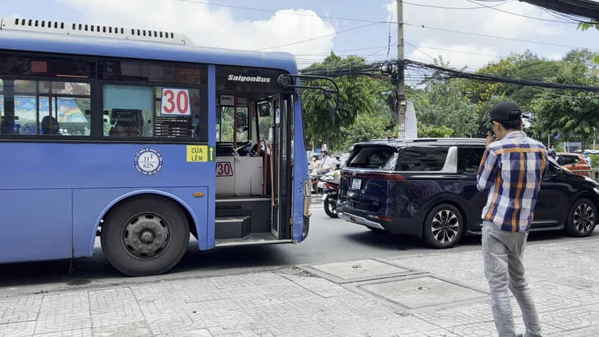 Chiếc xe buýt được cho là bị mất phanh trước khi xảy ra vụ va chạm. Ảnh: HT