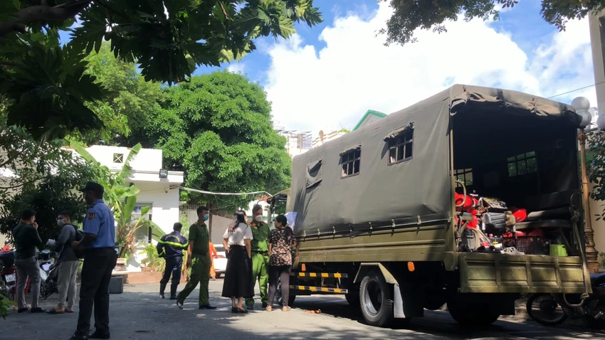 Lực lượng chức năng sau đó đến hiện trường đưa nạn nhân xuống đất. Ảnh: HT Lực lượng chức năng sau đó đến hiện trường đưa nạn nhân xuống đất. Ảnh: HT