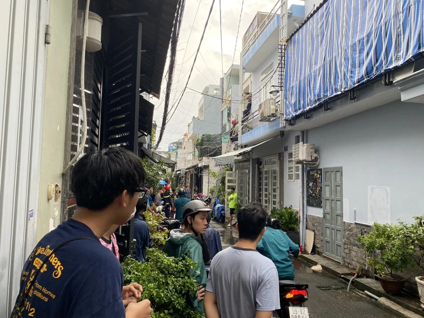 Theo người dân, người đàn ông là chủ nhà và leo lên mái để vớt rác. Ảnh: HT Theo người dân, người đàn ông là chủ nhà và leo lên mái để vớt rác. Ảnh: HT