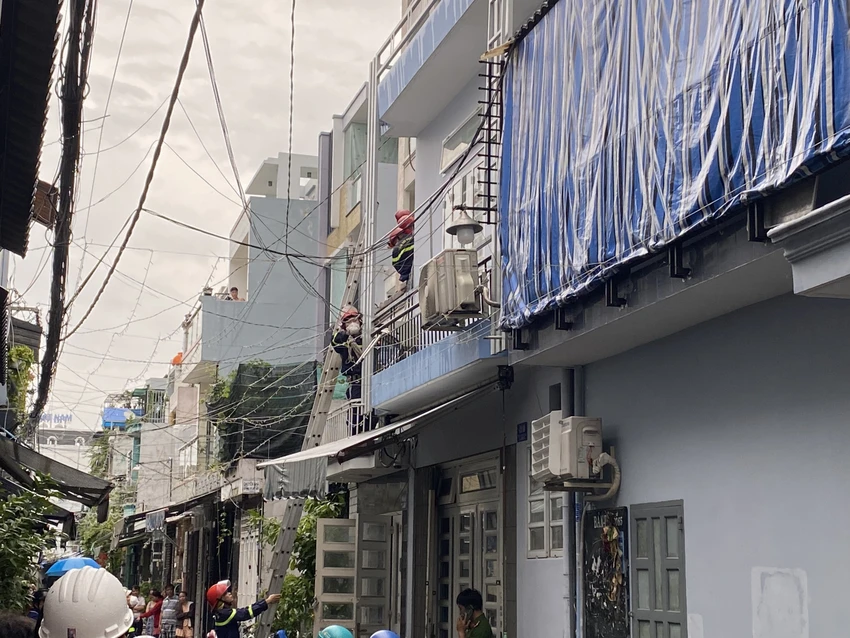 Cảnh sát PCCC và CNCH, Công an quận Tân Phú sau đó đến đưa nạn nhân xuống. Ảnh: HT Cảnh sát PCCC và CNCH, Công an quận Tân Phú sau đó đến đưa nạn nhân xuống. Ảnh: HT