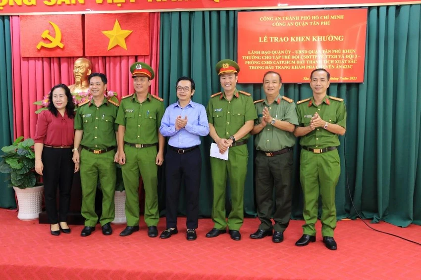 Chủ tịch UBND quận Tân Phú Phạm Minh Mẫn đã trao khen thưởng đột xuất cho tập thể Đội CSHS, Công an quận Tân Phú và Đội 3, Phòng CSHS, Công an TP.HCM. Ảnh: CA Chủ tịch UBND quận Tân Phú Phạm Minh Mẫn đã trao khen thưởng đột xuất cho tập thể Đội CSHS, Công an quận Tân Phú và Đội 3, Phòng CSHS, Công an TP.HCM. Ảnh: CA
