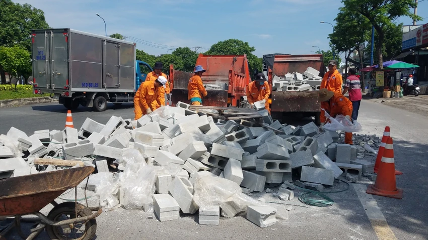 Số lượng lớn gạch block bị đổ ra đường khiến giao thông bị ảnh hưởng. Ảnh: HT Số lượng lớn gạch block bị đổ ra đường khiến giao thông bị ảnh hưởng. Ảnh: HT