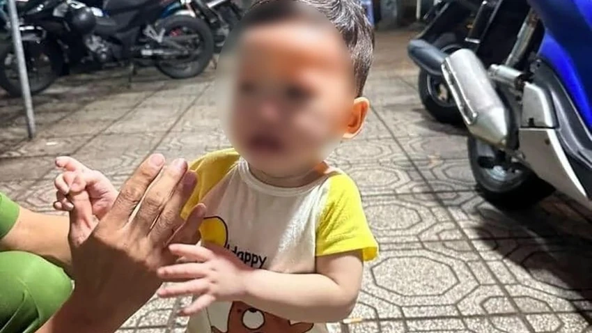 Bé trai đang được UBND phường Bình Trị Đông, quận Bình Tân chăm sóc. Ảnh: HT