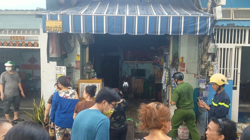 Cảnh sát sau đó khống chế đám cháy trong ít phút. Ảnh: HT Cảnh sát sau đó khống chế đám cháy trong ít phút. Ảnh: HT