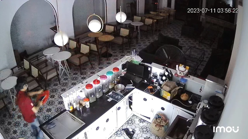 Người này sau đó lấy một số đồ đạc rồi rời đi. Ảnh cắt từ clip