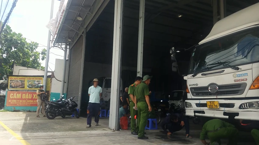 Công an kiểm tra lại hiện trường để phục vụ điều tra. Ảnh: HT Công an kiểm tra lại hiện trường để phục vụ điều tra. Ảnh: HT