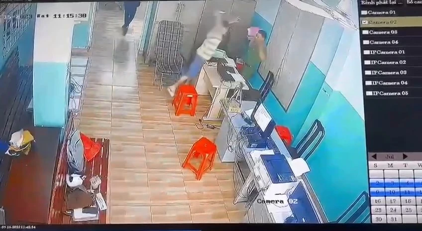Trước đó, An cầm kéo xông vào trụ sở Công an phường 15 tấn công một cán bộ tiếp dân. Ảnh cắt từ clip Trước đó, An cầm kéo xông vào trụ sở Công an phường 15 tấn công một cán bộ tiếp dân. Ảnh cắt từ clip