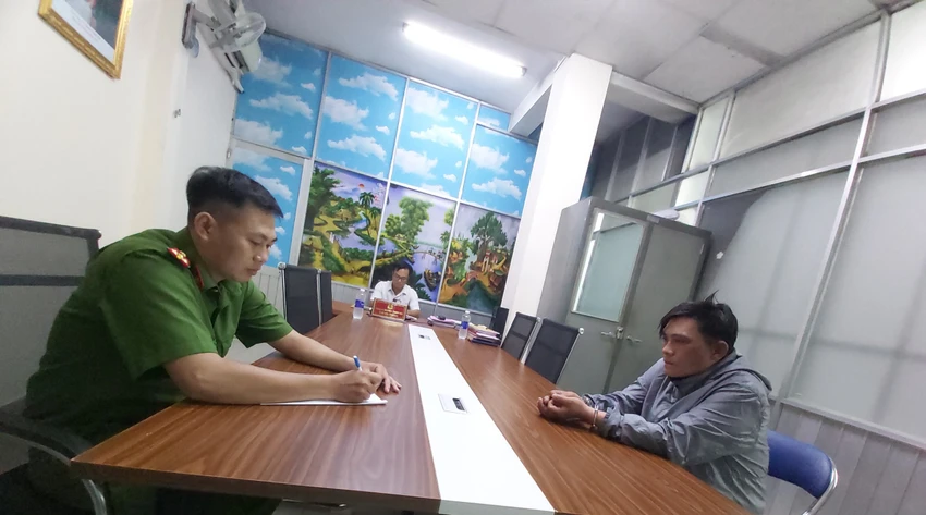 Hòa (bìa phải) được xác định là nghi can cầm đầu băng này. Ảnh: CA Hòa (bìa phải) được xác định là nghi can cầm đầu băng này. Ảnh: CA