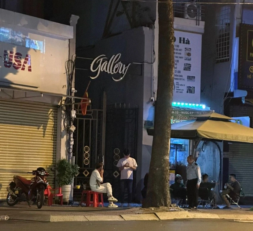 Phía trước nhà hàng này luôn có đội ngũ đưa đón, cảnh giới rất nghiêm ngặt gây khó khăn cho công tác điều tra, phá án. Ảnh: CA Phía trước nhà hàng này luôn có đội ngũ đưa đón, cảnh giới rất nghiêm ngặt gây khó khăn cho công tác điều tra, phá án. Ảnh: CA