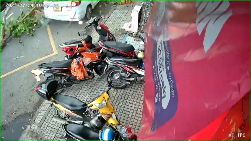 Hình ảnh ngọn cây gãy rơi trúng xe ô tô đang dừng bên đường được camera an ninh ghi lại. Ảnh cắt từ clip Hình ảnh ngọn cây gãy rơi trúng xe ô tô đang dừng bên đường được camera an ninh ghi lại. Ảnh cắt từ clip