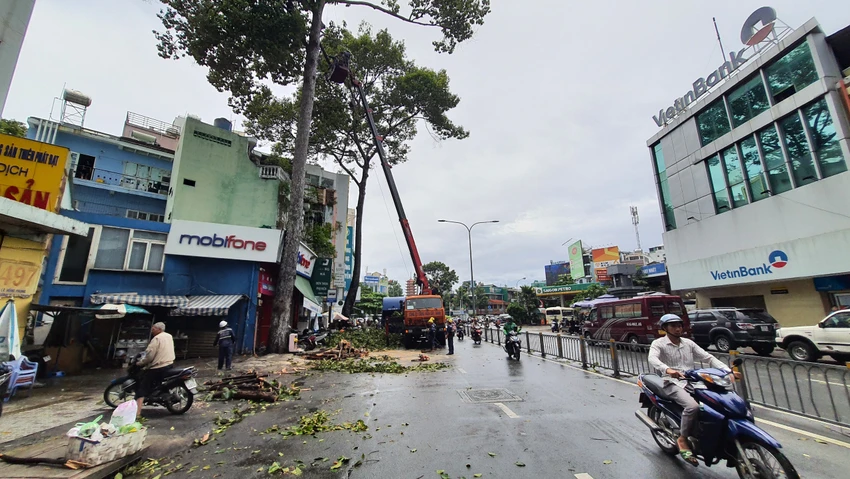 Lực lượng chức năng sau đó phối hợp xử lý, dọn dẹp hiện trường. Ảnh: HT Lực lượng chức năng sau đó phối hợp xử lý, dọn dẹp hiện trường. Ảnh: HT