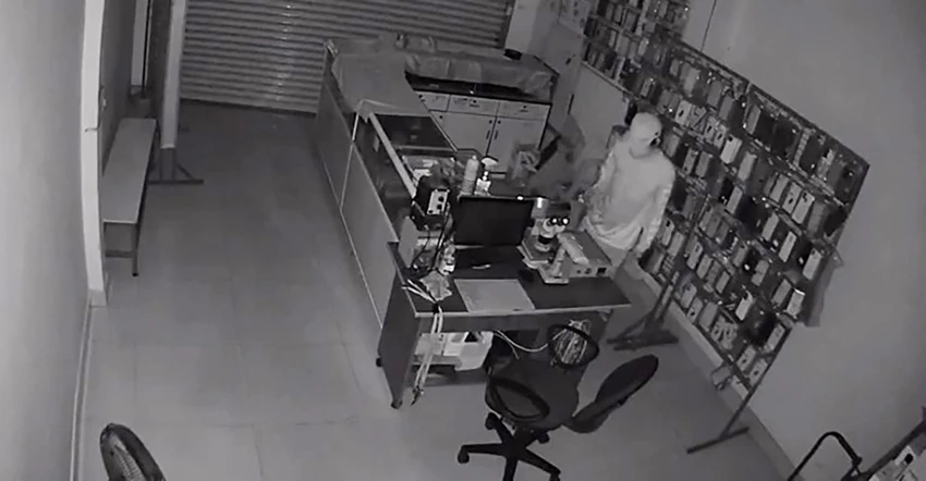 Người đàn ông sau đó dùng ghế để leo lên, tẩu thoát lên mái nhà. Ảnh cắt từ clip