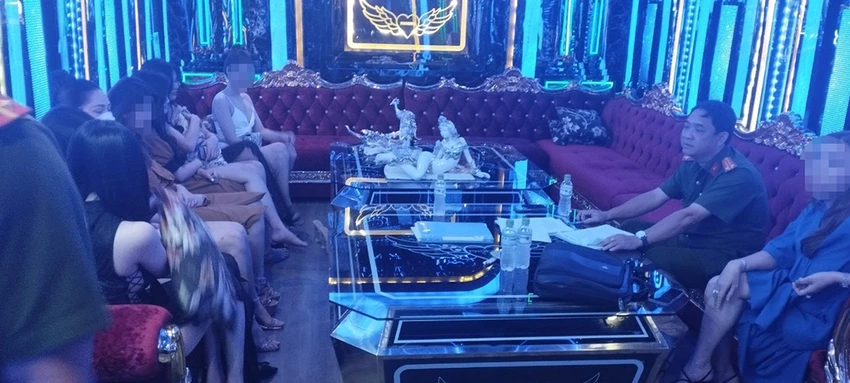 Công an phát hiện bên trong các phòng karaoke, được trang trí bởi nhiều thiết bị điện tử, đèn chiếu sáng hay bàn ghế đều là vật liệu dễ gây cháy nổ, thông báo lối thoát hiểm sơ sài. Ảnh: CA