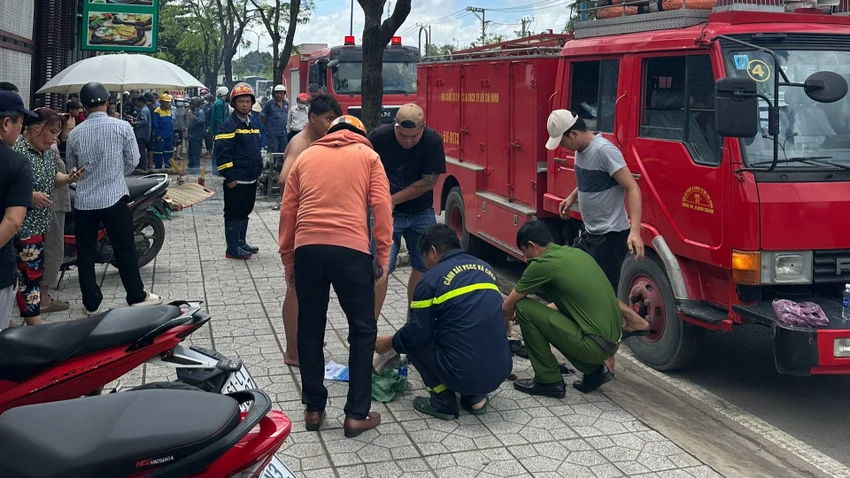Công an huyện Bình Chánh sau đó đến hiện trường, phối hợp với người dân đưa các nạn nhân lên mặt đất. Ảnh: HT Công an huyện Bình Chánh sau đó đến hiện trường, phối hợp với người dân đưa các nạn nhân lên mặt đất. Ảnh: HT