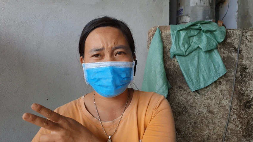 Chị Nga cho biết cùng tham gia hỗ trợ đưa các nạn nhân bị ngạt khí lên. Ảnh: NT Chị Nga cho biết cùng tham gia hỗ trợ đưa các nạn nhân bị ngạt khí lên. Ảnh: NT