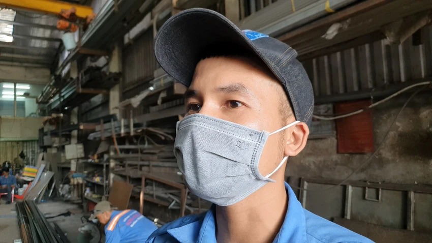Anh Dũng cho biết mình cùng các công nhân tại xưởng đã tìm cách đưa các nạn nhân mắc kẹt lên. Ảnh: NT Anh Dũng cho biết mình cùng các công nhân tại xưởng đã tìm cách đưa các nạn nhân mắc kẹt lên. Ảnh: NT