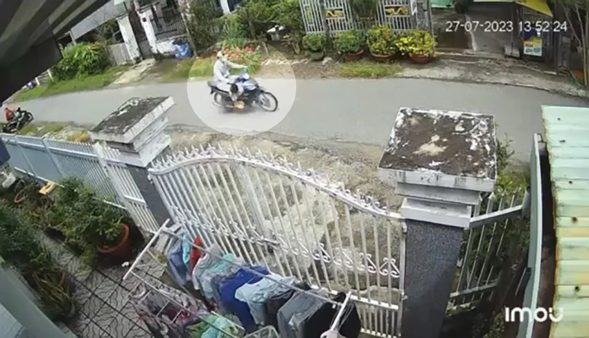 Người đàn ông lấy trộm xe máy trong sân nhà dân trên đường 14, huyện Củ Chi. Ảnh cắt từ clip Người đàn ông lấy trộm xe máy trong sân nhà dân trên đường 14, huyện Củ Chi. Ảnh cắt từ clip