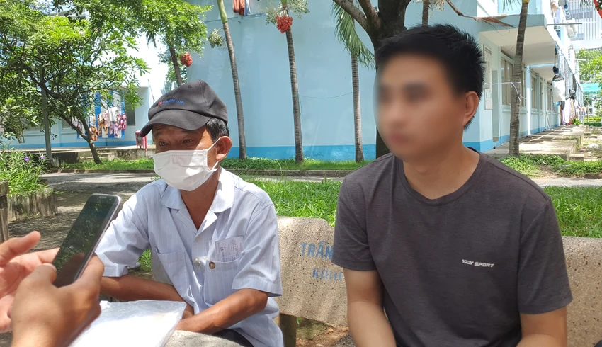 Ông Việt (bên trái) hiện đang chăm sóc cho con trai là anh N tại Bệnh viện Phục hồi chức năng - Điều trị bệnh nghề nghiệp. Ảnh: NT