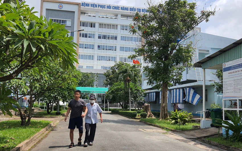Ông Việt cho biết hiện chi phí điều trị đã lên quá cao, gia đình phải vay mượn khắp nơi để lo cho con trai. Ảnh: NT