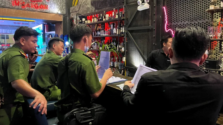 Công an quận 1 phối hợp với Công an phường Phạm Ngũ Lão kiểm tra nhiều nhà hàng, quán bar trên Phố đi bộ Bùi Viện. Ảnh: CA Công an quận 1 phối hợp với Công an phường Phạm Ngũ Lão kiểm tra nhiều nhà hàng, quán bar trên Phố đi bộ Bùi Viện. Ảnh: CA