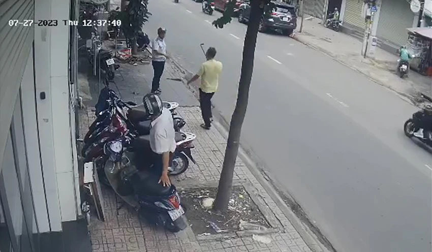 Qua trích xuất hình ảnh từ camera an ninh, cơ quan chức năng xác định ông H đã cầm cây sắt đuổi, dọa đánh một cán bộ phường. Ảnh: CA