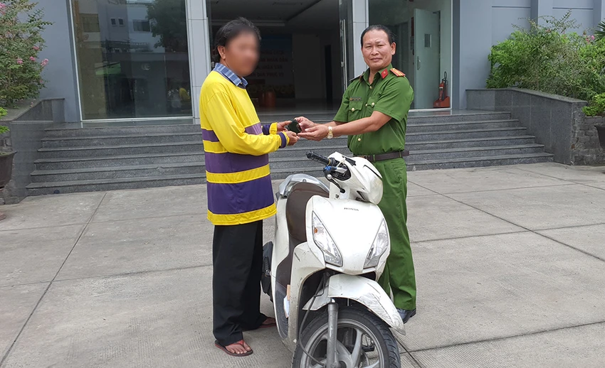 Nhận lại được tài sản, ông Đ gửi lời cảm ơn đến lực lượng CSHS đã nhanh chóng phá án, bắt các nghi can. Ảnh: NT Nhận lại được tài sản, ông Đ gửi lời cảm ơn đến lực lượng CSHS đã nhanh chóng phá án, bắt các nghi can. Ảnh: NT