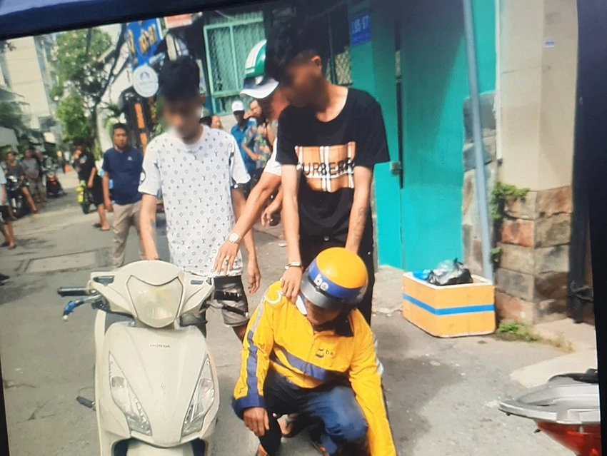Ông Đ bị đạp té xuống đường khi tìm cách thoát khỏi nhóm cướp. Ảnh: CA Ông Đ bị đạp té xuống đường khi tìm cách thoát khỏi nhóm cướp. Ảnh: CA