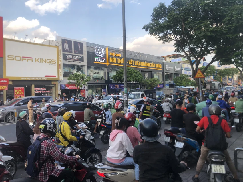 Ảnh hưởng từ tai nạn khiến giao thông qua khu vực ùn ứ. Ảnh: HT Ảnh hưởng từ tai nạn khiến giao thông qua khu vực ùn ứ. Ảnh: HT
