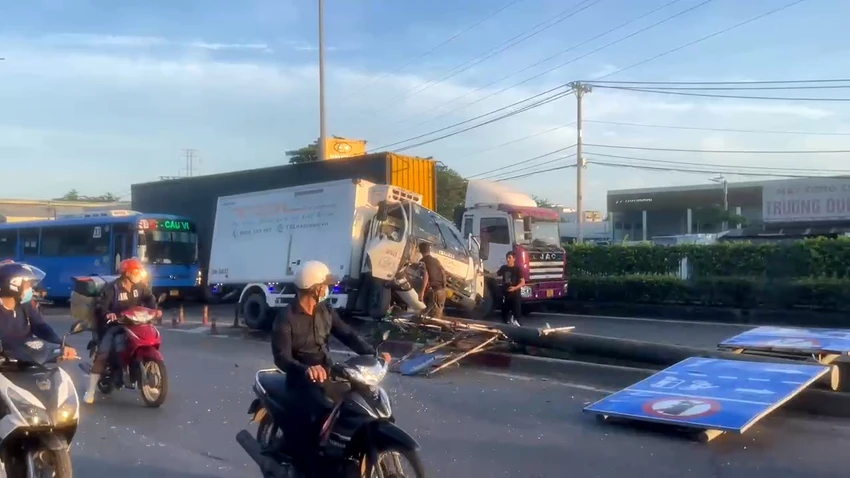 Chiếc xe tải được cho là tránh xe máy, mất lái và tông trúng biển báo. Ảnh: HT Chiếc xe tải được cho là tránh xe máy, mất lái và tông trúng biển báo. Ảnh: HT