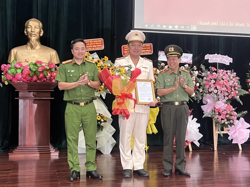 Thượng tá Nguyễn Đình Dương (đứng giữa) được Bộ trưởng Bộ Công an bổ nhiệm làm Phó Giám đốc Công an TP.HCM. Ảnh: CA