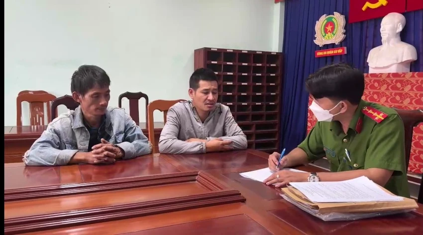 Công an lấy lời khai, điều tra về hành vi của Lực và Đông. Ảnh: CA Công an lấy lời khai, điều tra về hành vi của Lực và Đông. Ảnh: CA