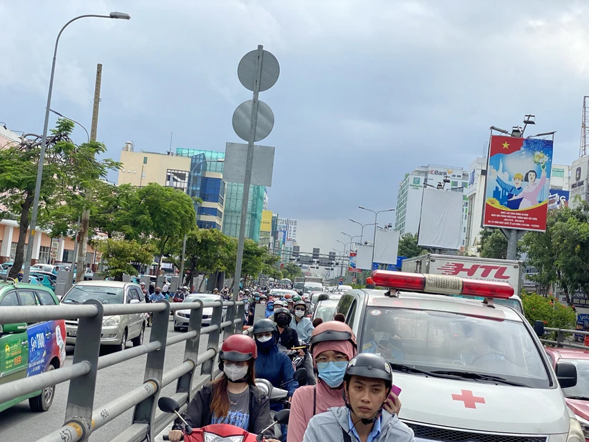 Hàng ngàn xe máy và ô tô di chuyển khó khăn khi qua khu vực. Ảnh: HT Hàng ngàn xe máy và ô tô di chuyển khó khăn khi qua khu vực. Ảnh: HT