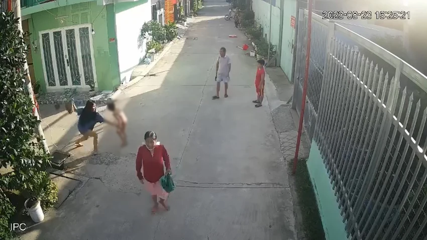 Người phụ nữ đánh đập dã man bé trai được camera an ninh ghi lại. Ảnh cắt từ clip