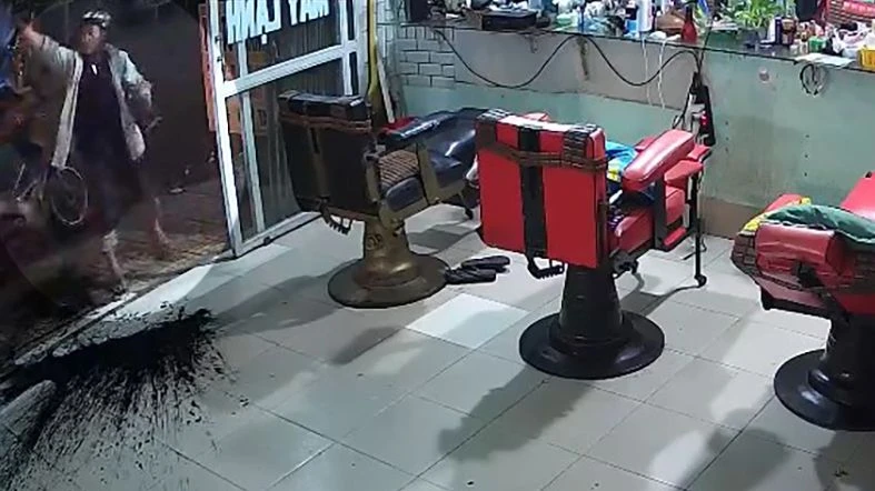 Người đàn ông tạt sơn vào tiệm tóc của chị D trên đường Lê Liễu, quận Tân Phú và được camera an ninh ghi lại. Ảnh cắt từ clip Người đàn ông tạt sơn vào tiệm tóc của chị D trên đường Lê Liễu, quận Tân Phú và được camera an ninh ghi lại. Ảnh cắt từ clip
