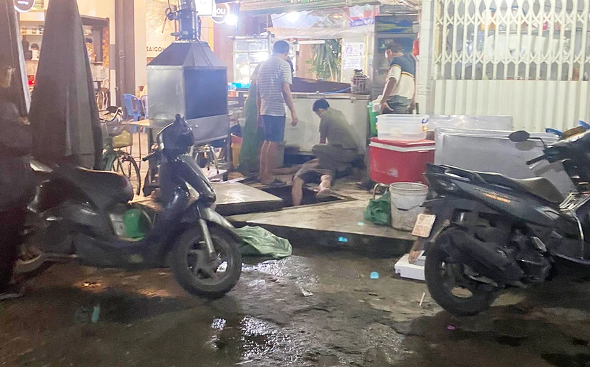 Người đàn ông sau khi lên khỏi hố gas thì gục xuống, bất tỉnh được lực lượng chức năng sơ cứu. Ảnh: HT Người đàn ông sau khi lên khỏi hố gas thì gục xuống, bất tỉnh được lực lượng chức năng sơ cứu. Ảnh: HT