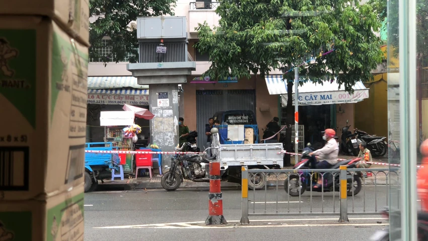Công an quận 11 nhanh chóng phong tỏa hiện trường, lấy lời khai điều tra, truy xét. Ảnh: HT