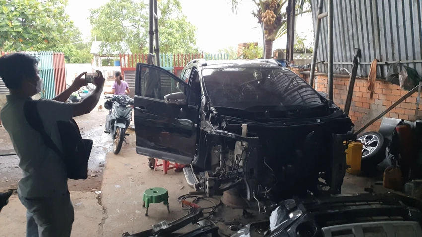 Chiếc xe của anh C đang được để ở một gara gần nơi xảy ra va chạm. Ảnh: NT Chiếc xe của anh C đang được để ở một gara gần nơi xảy ra va chạm. Ảnh: NT