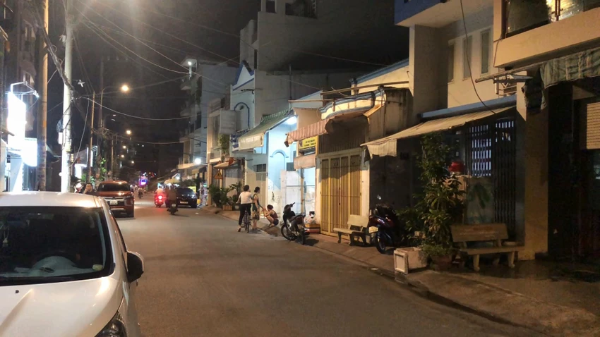 Khu vực xảy ra vụ việc là con hẻm trên đường Nguyễn Hữu Tiến, quận Tân Phú. Ảnh: NT Khu vực xảy ra vụ việc là con hẻm trên đường Nguyễn Hữu Tiến, quận Tân Phú. Ảnh: NT