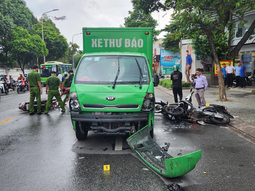 Chiếc ô tô tải tông liên hoàn ba xe máy trên đường Phan Văn Trị, trưa 7-9. Ảnh: NT Chiếc ô tô tải tông liên hoàn ba xe máy trên đường Phan Văn Trị, trưa 7-9. Ảnh: NT