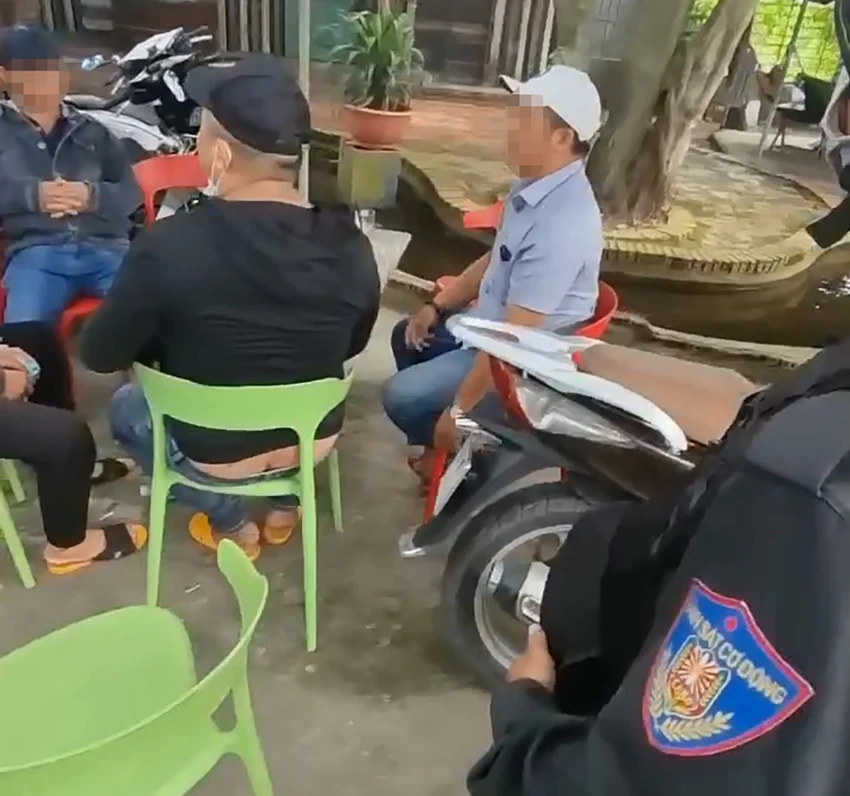 Trong khi nhóm này đang lấy tiền của ông Đ thì bị Tổ công tác 363, Công an TP.HCM bắt quả tang. Ảnh: NDCC Trong khi nhóm này đang lấy tiền của ông Đ thì bị Tổ công tác 363, Công an TP.HCM bắt quả tang. Ảnh: NDCC