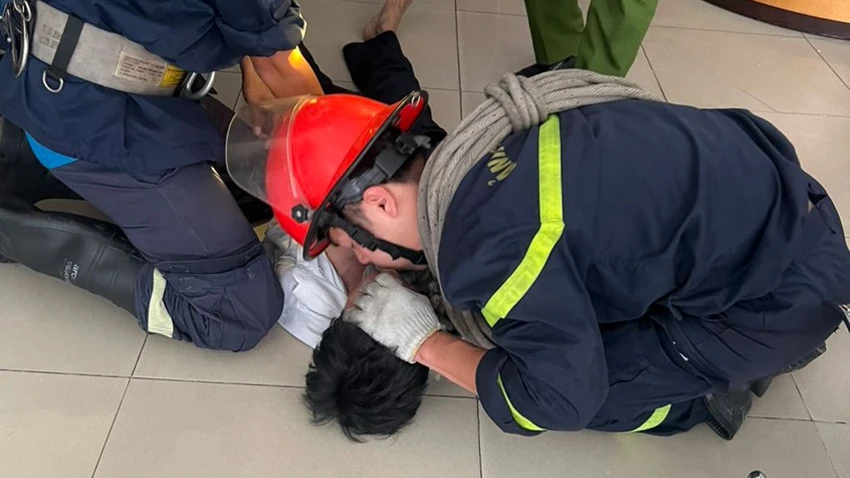 Cảnh sát đã nhanh chóng có mặt cứu kịp người đàn ông bị điện giật, ngưng tim, ngưng thở. Ảnh: PC07 Cảnh sát đã nhanh chóng có mặt cứu kịp người đàn ông bị điện giật, ngưng tim, ngưng thở. Ảnh: PC07