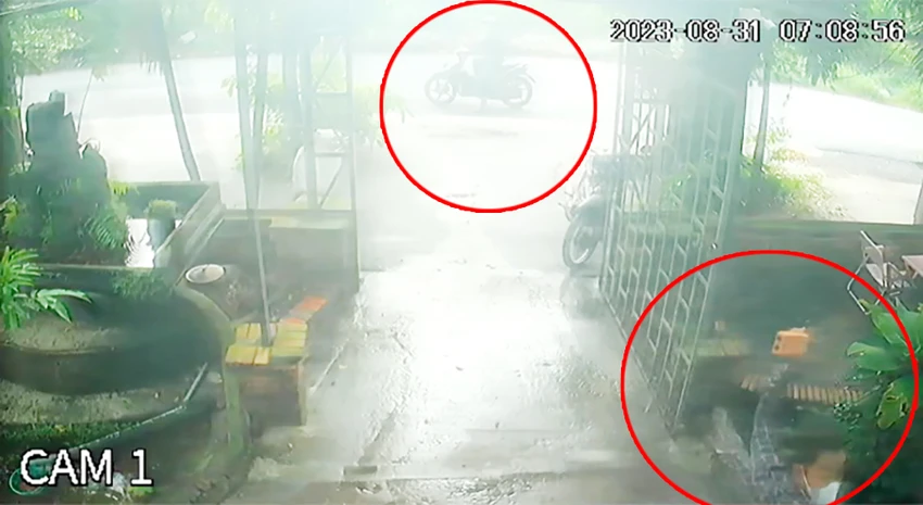 Nam thanh niên cầm hai viên gạch ném thẳng vào nhân viên quán cà phê của ông Đ. Ảnh cắt từ clip Nam thanh niên cầm hai viên gạch ném thẳng vào nhân viên quán cà phê của ông Đ. Ảnh cắt từ clip