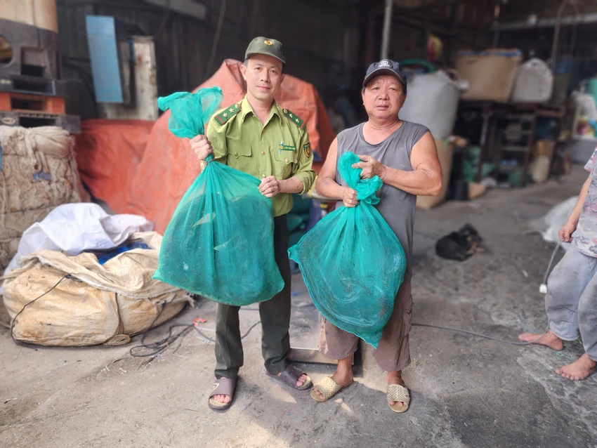 Lực lượng kiểm lâm cũng tiếp nhận hai con trăn do ông Hoàng bàn giao. Ảnh: HT