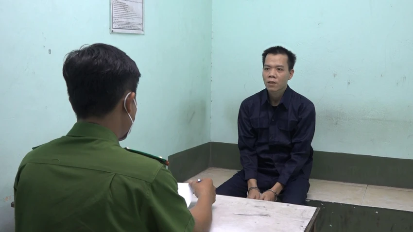 Công an lấy lời khai với Tuấn để phục vụ điều tra. Ảnh: CA Công an lấy lời khai với Tuấn để phục vụ điều tra. Ảnh: CA
