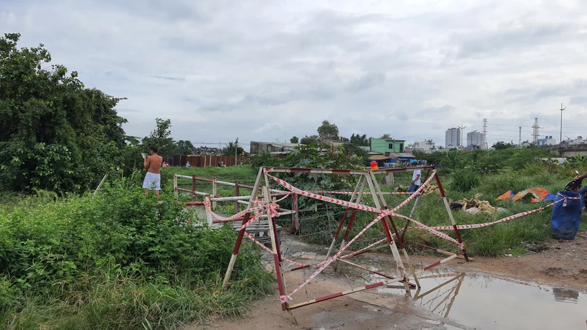 Lực lượng chức năng phong tỏa hiện trường để đảm bảo an toàn. Ảnh: NT Lực lượng chức năng phong tỏa hiện trường để đảm bảo an toàn. Ảnh: NT