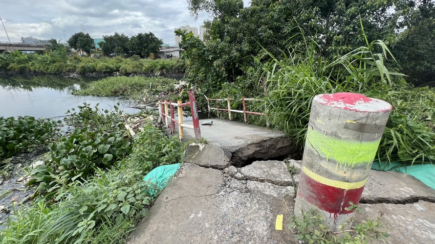 Cầu Lò Đường bị sập trong đêm 9-9. Ảnh: NT Cầu Lò Đường bị sập trong đêm 9-9. Ảnh: NT