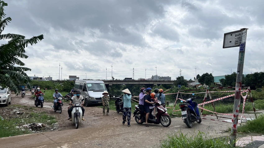 Người dân phải chọn lộ trình khác. Ảnh: NT Người dân phải chọn lộ trình khác. Ảnh: NT