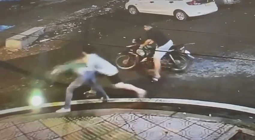Nam tài xế xe ôm bị tấn công, cướp xe máy. Ảnh cắt từ clip Nam tài xế xe ôm bị tấn công, cướp xe máy. Ảnh cắt từ clip